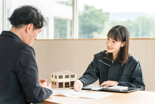 建築プランを相談する若い女性と男性